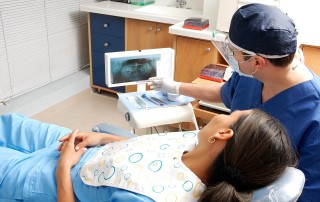 Zahnarzt behandelt Patientin